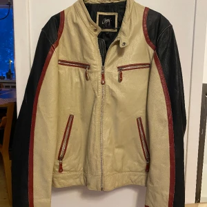 Oversize skinnjacka💞 - Sååå fin! Den perfekta klassiska skinnjackan som passar till alla outfits! I använt skick!💓💓