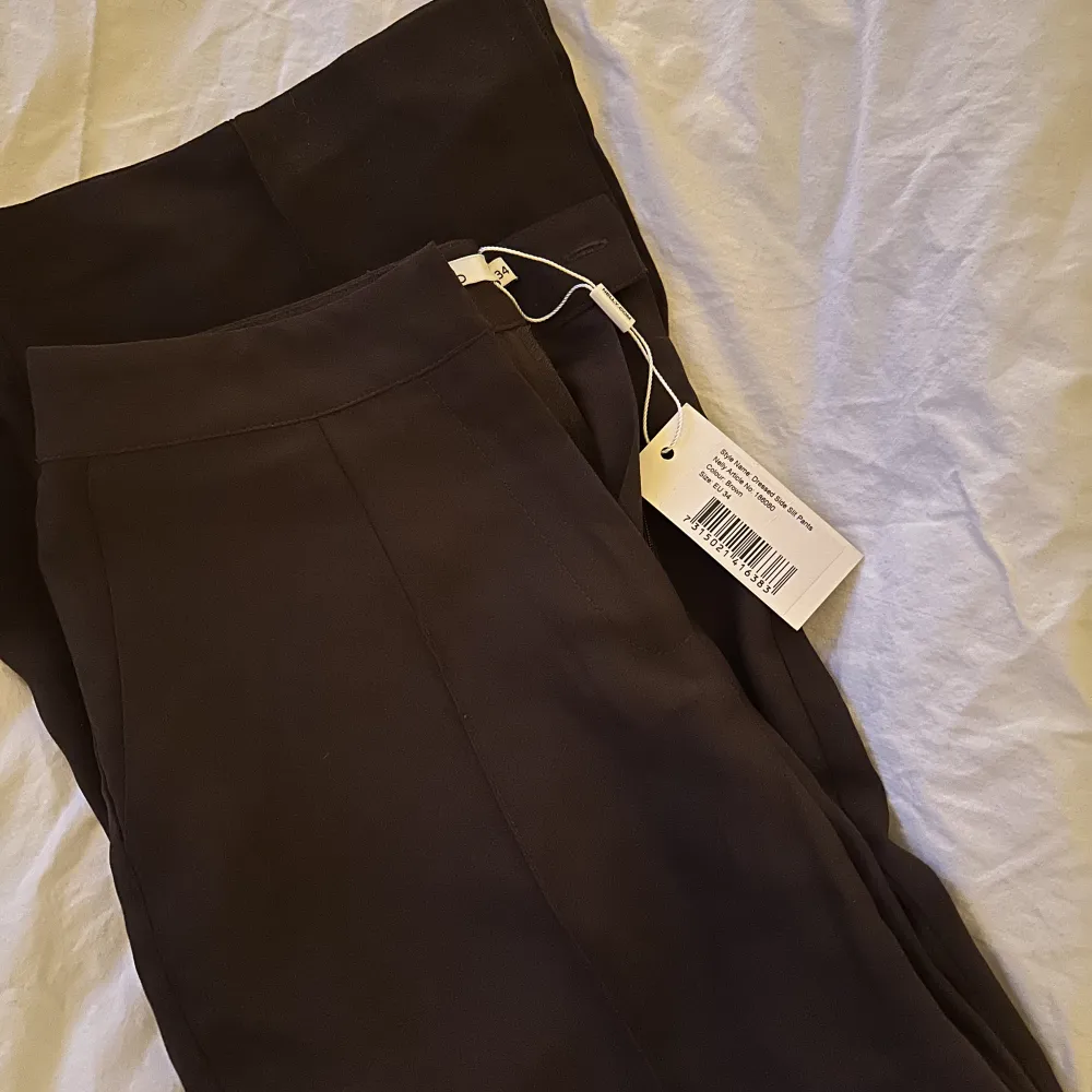 Oanvända mörkbruna kostymbyxor från Nelly i strl 34 💕. Jeans & Byxor.