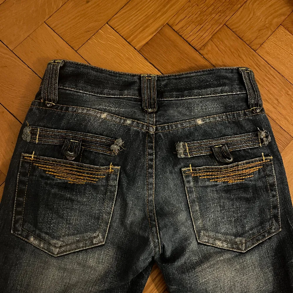 Säljer dessa supersnygga jeans från märket OZZ-FIRST🥰 Har jättesnygga fickor och coola detaljer på själva byxbenet😍❤️ priset går ALLTID att diskutera  Storleken är XS men passar mig som är 165cm och bär oftast XS - S i jeans. Jeans & Byxor.
