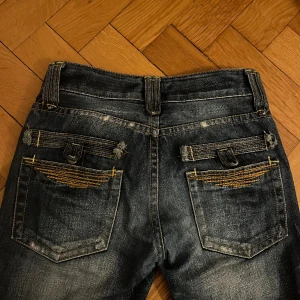 Jättecoola lågmidjade jeans - Säljer dessa supersnygga jeans från märket OZZ-FIRST🥰 Har jättesnygga fickor och coola detaljer på själva byxbenet😍❤️ priset går ALLTID att diskutera  Storleken är XS men passar mig som är 165cm och bär oftast XS - S i jeans