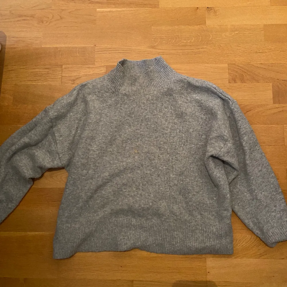 En skön grå stickad tröja som är vintage  med lite kort krage väldigt skönt matrieal och funkar till vardags o fest . Tröjor & Koftor.
