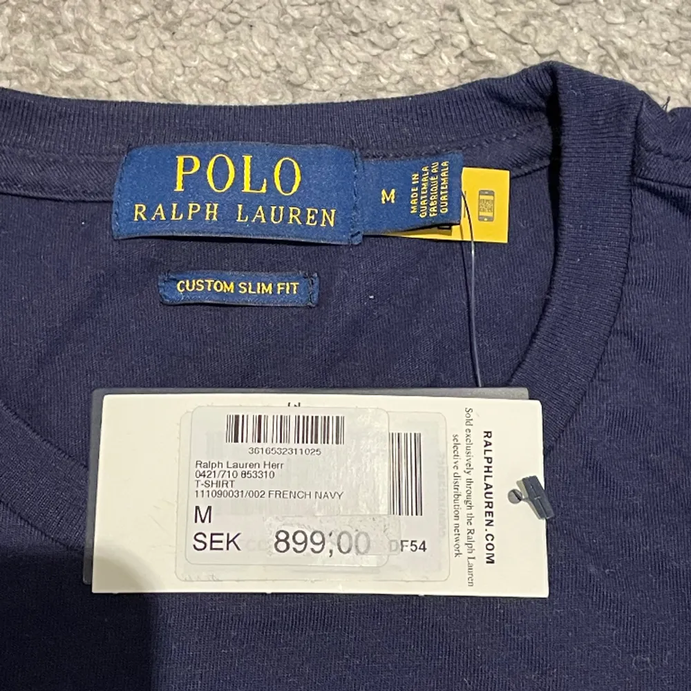 Ralph lauren t shirt i storlek M, helt ny med tags. Nypris 900kr!. T-shirts.