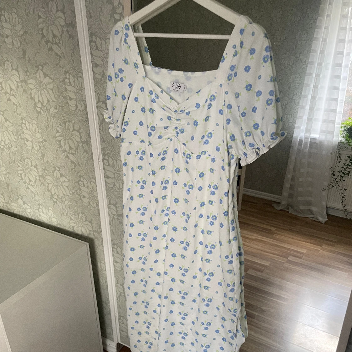 Blommig midiklänning - 90