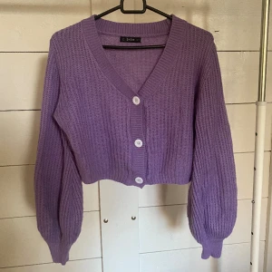 Stickad tröja  - Lila stickad tröja från SHEIN, bra skick.