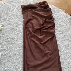 Kjol  - Helt ny kjol oanvänd , slits på sidan! 