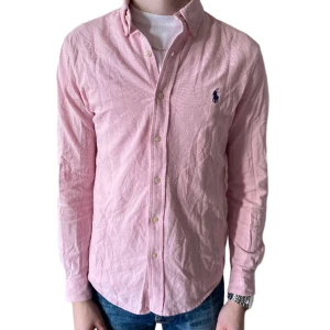Ralph Lauren skjorta - En riktigt fräsch Ralph Lauren skjorta i storlek, råsa i storlek medium (modellen är 185). Små defekter förekommer, ej något man tänker på. Tveka inte med att höra av dig för fler bilder!  Nypris 1500kr
