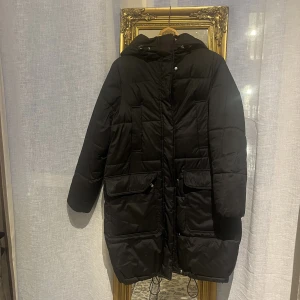 Svart jacka  - Svart medellång jacka  Storlek XS men passar även bra på mig som brukar ha S & ibland M i jackor. 