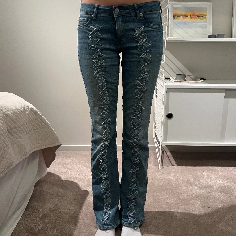 Super coola lågmidjade jeans med snörningar!! . Jeans & Byxor.