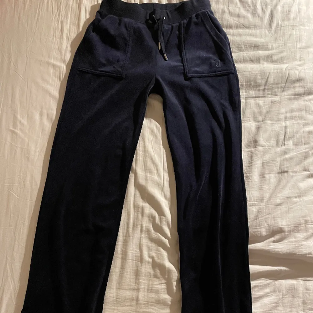 Säljer mina mörkblåa juicybyxor då de inte kommer till användning längre💕 bra skick. Jeans & Byxor.