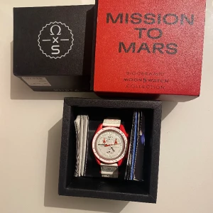 Moonswatch mission to mars - Omega x Swatch mission to mars säljes, 42mm. Mycket bra skick endast använd några gånger.  Originallåda samt originalhandlingar följer med.