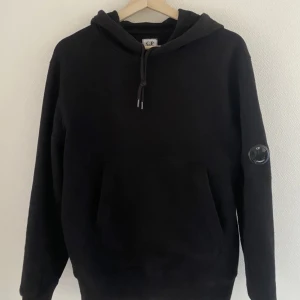 C.P company hoodie - Cp company hoodie i bra skick. Knappt använd då den är för liten. 100% äkta, skick 9/10. Nypris 2600kr