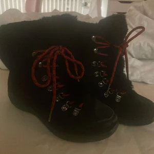 Svarta Vinter Skor Från Canada - Svarta vinterskor från canada, super varma och sköna, använt de ganska mycket men inga defekter. Skorna kommer att tvättas innan köp,ny pris 1500kr, kom gärna med pris förslag🥰KONTAKTA INNAN KÖP!ANSVARAR EJ FÖR POSTENS SLARV!