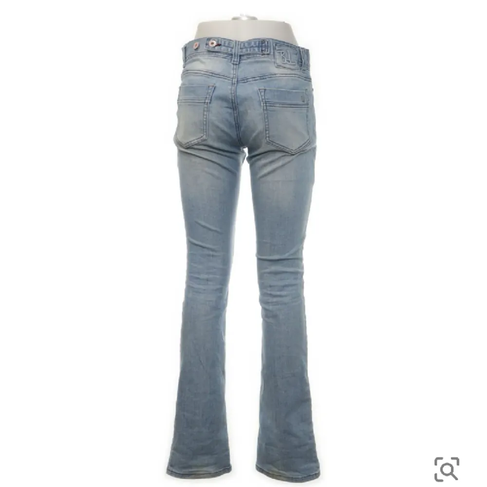 ljusblå lågmidjade jeans köpa på sellpy, skriv för egna bilder. Jeans & Byxor.