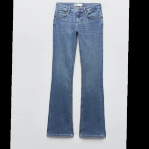 Jeans  - säljer mina low waits booutcut jeans från zara då dem inte kommer till användning, dem finns ej kvar på zaras hemsida 