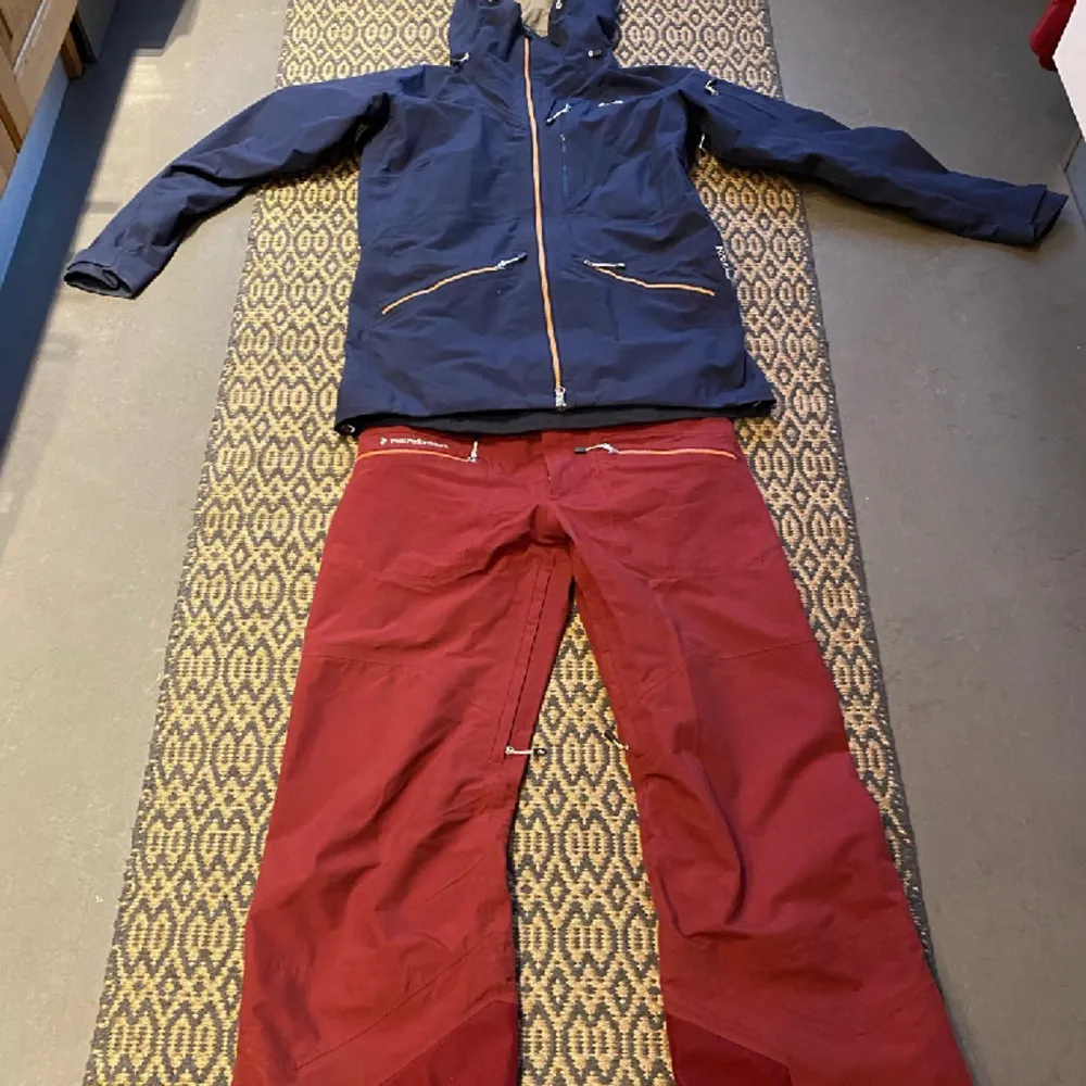 Vind och vattentät skidställ i Gore-Tex med dragkedjor för luftintag. Utrustad med recco-sändare och i väldigt fint skick! . Övrigt.