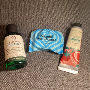 The Body Shop - Pack med The Body Shop saker, 1 face wash/Ansiktstvätt, 1 bad bomb, 1 hand kräm, använt handkräm och Ansiktstvätt 1 gång, badbollen är oöppnad som ni ser