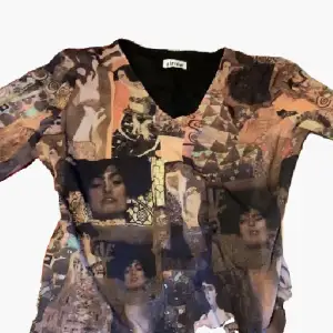 L storlek långarmad tröja som har Gustav Klimt motiv. Har använts väldigt få gånger! Medela gärna innan köp. Fråga gärna efter mer bilder, osv! ❤️