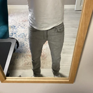 Gråa jeans till salu - Skick 10/10 har endast använt dessa jeans ett par gånger, dem är töjbara och flexibla. Pris kan diskuteras