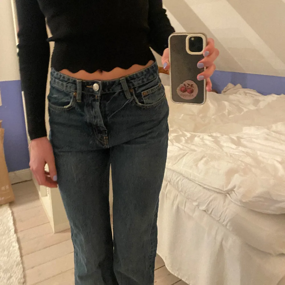 Mörkblå Zara jeans i väldigt bra skick. Jag är 170 cm💙. Jeans & Byxor.