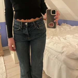 Jeans - Mörkblå Zara jeans i väldigt bra skick. Jag är 170 cm💙