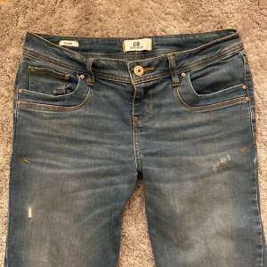 as snygga ltb jeans i modellen valerie, säljer då de tyvärr är för stora för mig och därav aldrig kommer till användning💕inga som helst defekter! innerbenslängd: 78 midjemått: 39. priset kan diskuteras vid snabb affär