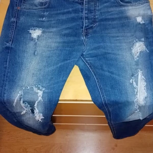 Philip plein jeans m slitningar  - Anvvända men ändå bra standard/kvalitet. Strl 36 w 