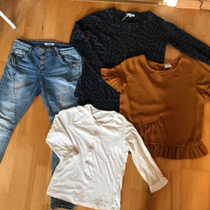 Klädpaket storlek S och 38 - Fyra plagg ett par snygga ljusa stretch jeans storlek 38, tre tröjor/toppar två i storleken s och en i 38. 