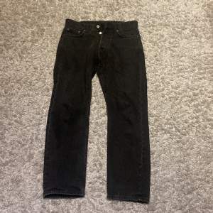Sköna weekday space jeans i storlek 27/30. Fint skick och inget slitage, säljer de då de inte kommer till användning.