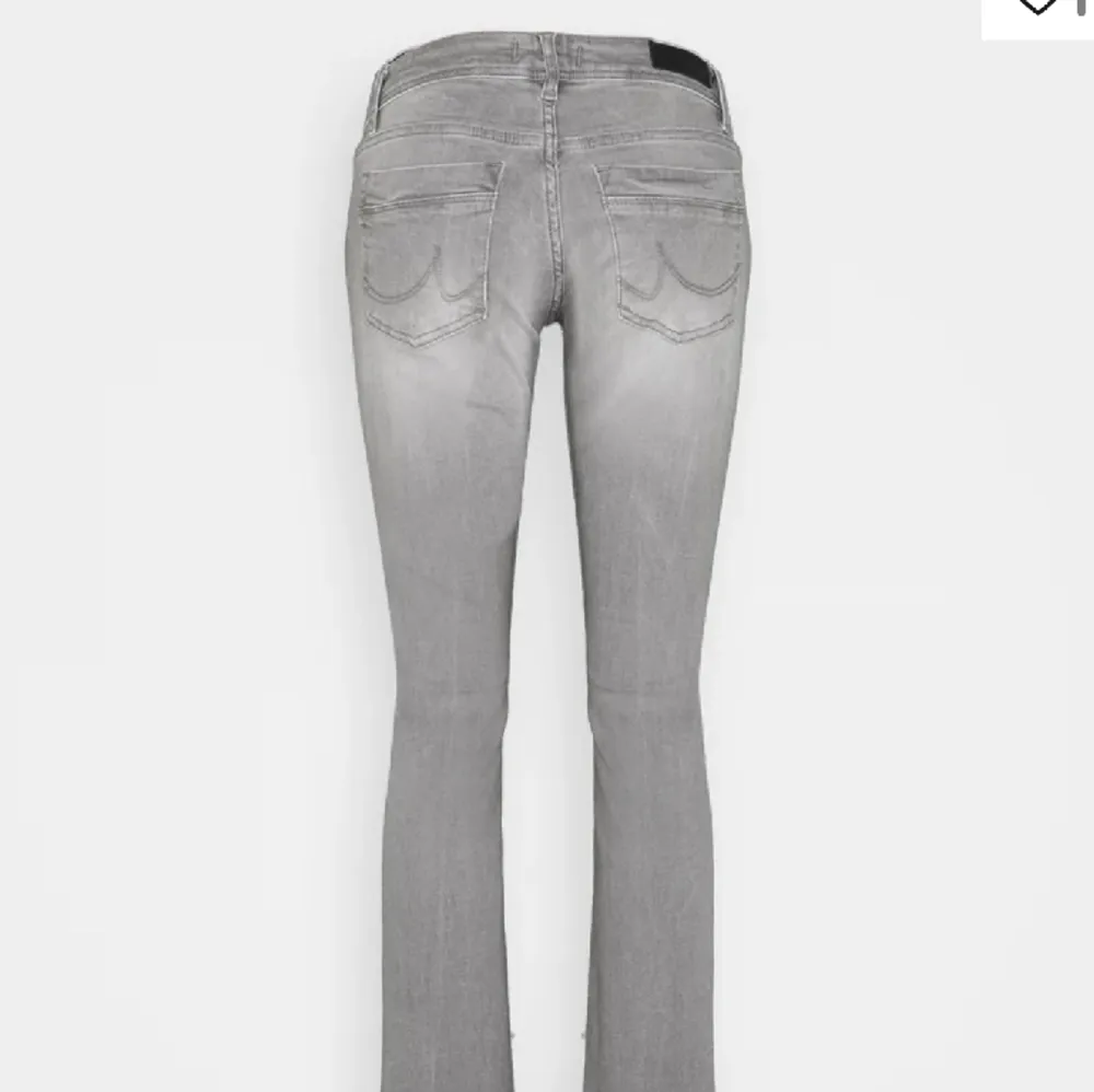 Används inte längre, men väldigt bra skick! Lite stora men kan användas med skärp. (Ursrungspris 829 kr). Jeans & Byxor.