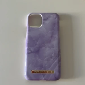 Mobilskal iPhone XS passar även vissa andra mobiler, med större kamera.  - Mobilskal från ideal of sweden.  Knappt använt, mycket bra skick.