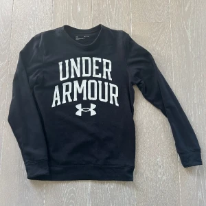 Under armour sweatshirt - En sweatshirt från underarmour i mörkblå färg