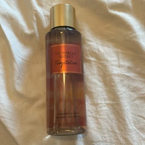 Victoria’s secret body mist - Säljer min victorias secret body mist i doften Temptation som jag fick i födelsedagspresent 💕änvänd endas 1 gång💕 