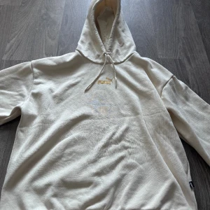 Puma tröja - Storlek s, passar nog även m. En tröja som är runt året men inte blivit använd särskilt mycket. Inga synliga skador jag sett 