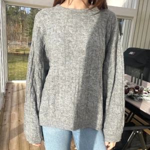 Grå Tröja  - Grå stickad tröja i perfekt skick 