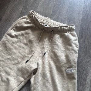 Nike dress - Storlek xs, passar mig som är 163. Tröjan bra kvalitet med inga synliga skador, byxorna med mindre fläckar (finns bilder att se) annars vanlig nike dress. Bilderna är inte rättvisa mot kläderna. 100 kr för 1 av dem, 200 kr för båda