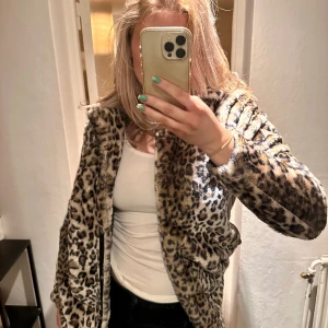 Pälsjacka i leopard  - Så fin pälsjacka i leopardmönster, superfint skick! 
