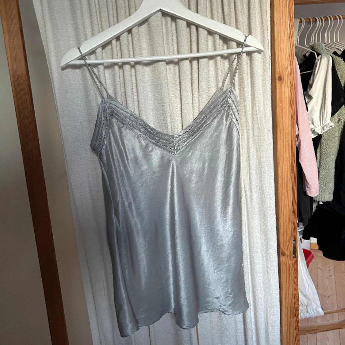 Grå/Silvrig silkeslinne - 90