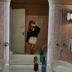 Mini kjol - Fin mini kjol från HM. Använd fåtal gånger. Bra och tjockt material. Säljer för 90kr exklusive frakt