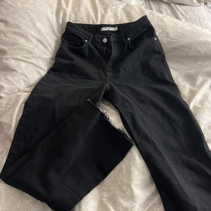 Svarta jeans  - Aldrig använda pga för stora på mig. Mycket bra skick och skulle säga dom är lite större i storleken 