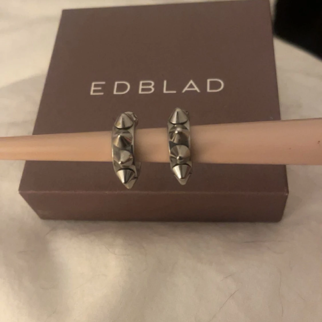 Örhängen med nitar 