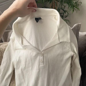 Tröja från vero Moda  - Super söt tröja från vero Moda, säljer då den inte kommer till användning längre, nypris 400kr🫶🏼