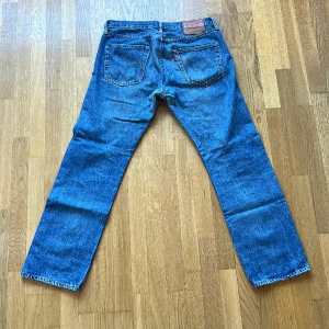 Levis 501  - Levis 501 i snygg tvätt.  I bra skick, förutom ett mindre hål mellan benen(se bild)  W32 L30