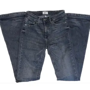 Högmidjade mörkgråa jeans från Only i storlek S/32.