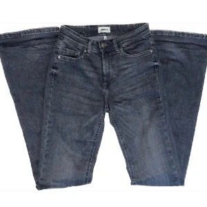 Mörkgråa jeans Only - Högmidjade mörkgråa jeans från Only i storlek S/32.