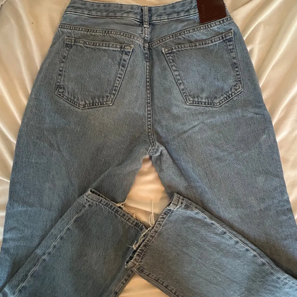 Hej! Jag säljer dessa fina jeans som har gått ur storlek för mig! Hör av dig ifall du är intresserad eller har andra frågor🥰. Jeans & Byxor.