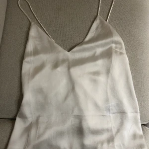 Festlinne  - Superfint linne i siden liknande material från hm i storlek m. Perfekt till fest💕skriv för fler bilder💕