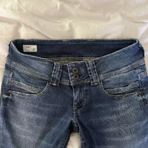 Pepe jeans - Säljer dessa pepe jeansen i strl 32/34.  Säljer pga av att jag inte använder de så mycket längre. 💛💛(midjemått rakt över 37 cm, innerbens längden 80cm! Pris kan diskuteras. 