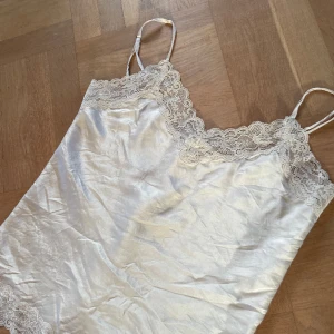 Intimissi mi linne - Jätte fint i siden från Intimissimi, har liknade shorts men de används. Linnet är använt fåtal gånger och i jätte fint skick. ❤️nypris är runt 400-500