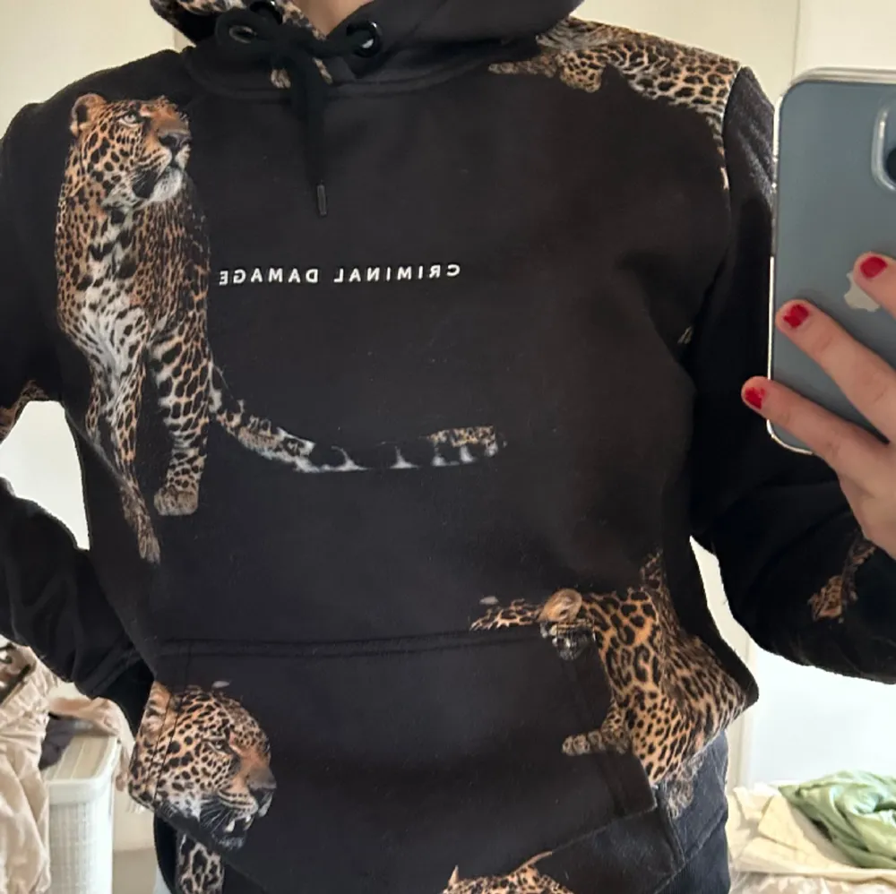 En hoodie från märket Criminal Damage med massa tigrar på. Väldigt cool men kommer ej till användning hos mig. Hoodies.