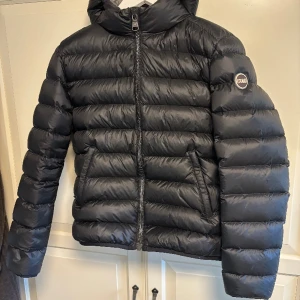 Colmar jacka (NYSKICK) - Jag säljer denna snygga colmar jackan. Jackan har knappt något tecken på använding. Jackan är i väldigt var skick 9,5/10. Denna jacka är en dam jacka. Storlek är 46. 